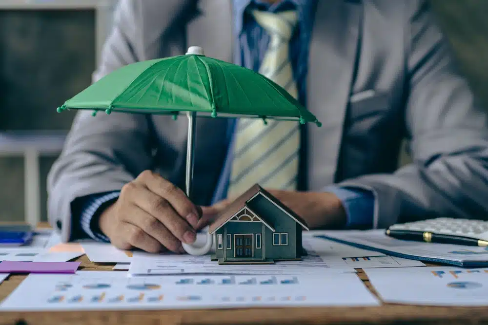Home,And,Real,Estate,Insurance,Ideas,,Individuals,Holding,Small,Umbrellas